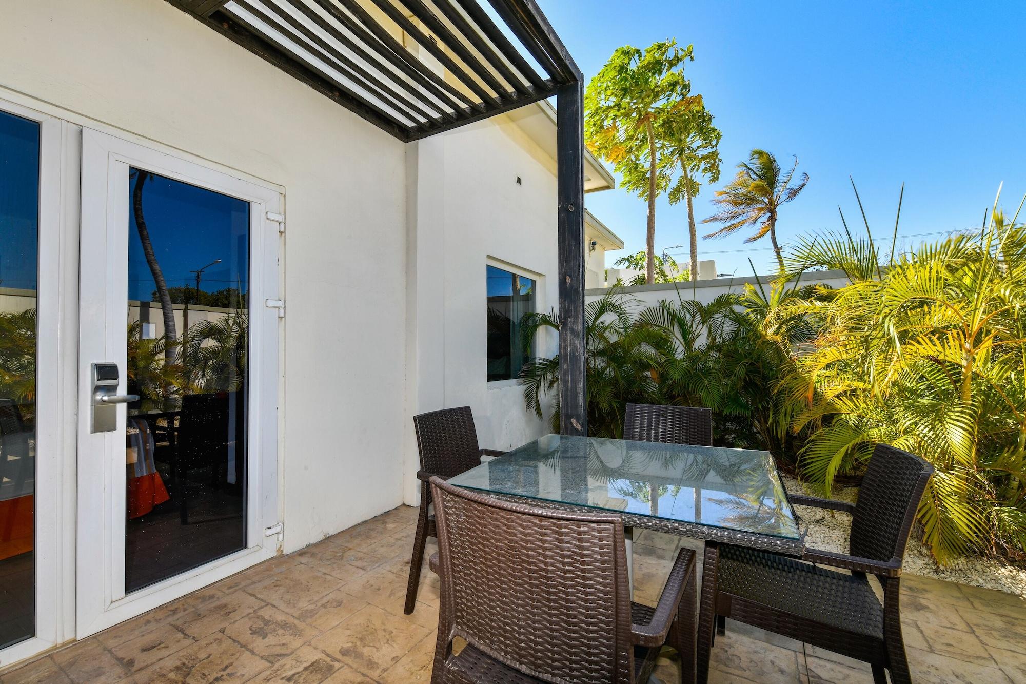 Talk Of The Town Beach Hotel & Beach Club By Gh Hoteles Oranjestad Ngoại thất bức ảnh
